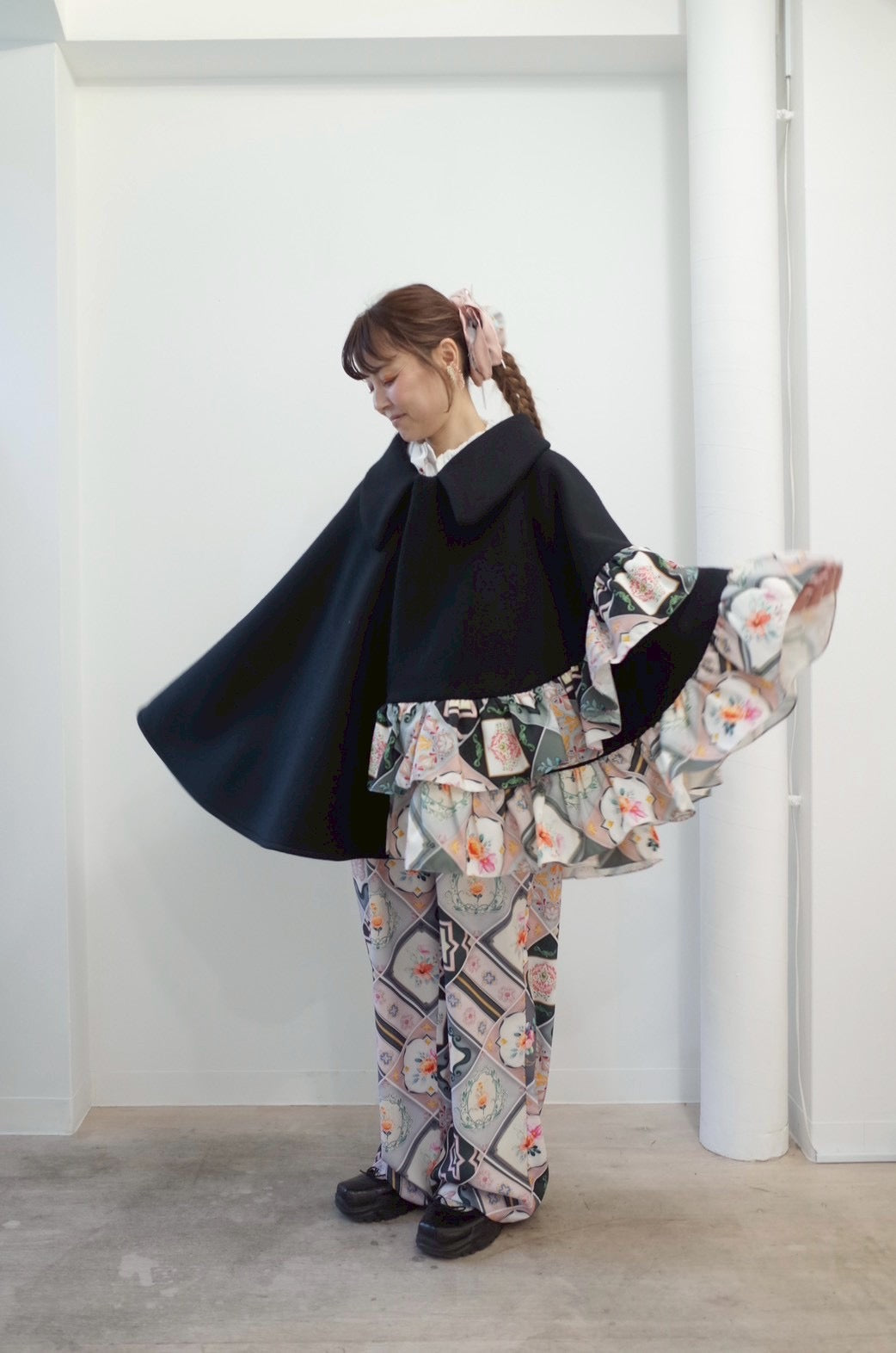 A 【尾州ウールメルトン×マジョリカタイル】フリルポンチョ Black/受注
