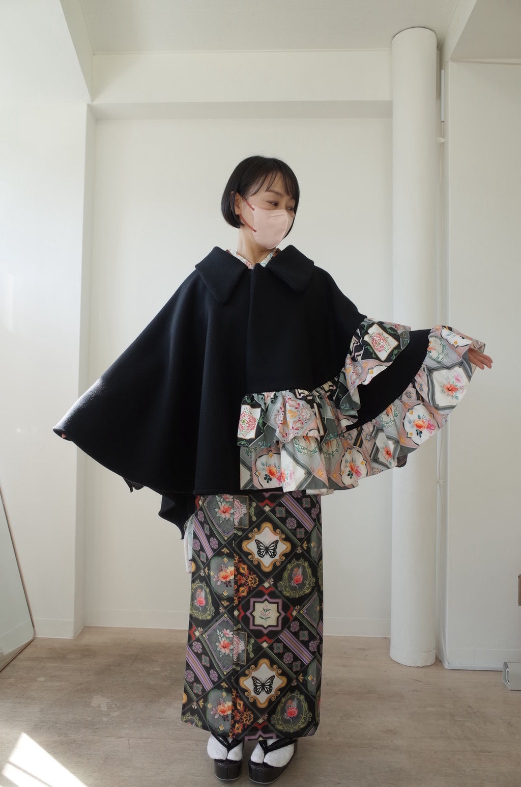 A 【尾州ウールメルトン×マジョリカタイル】フリルポンチョ Black/受注