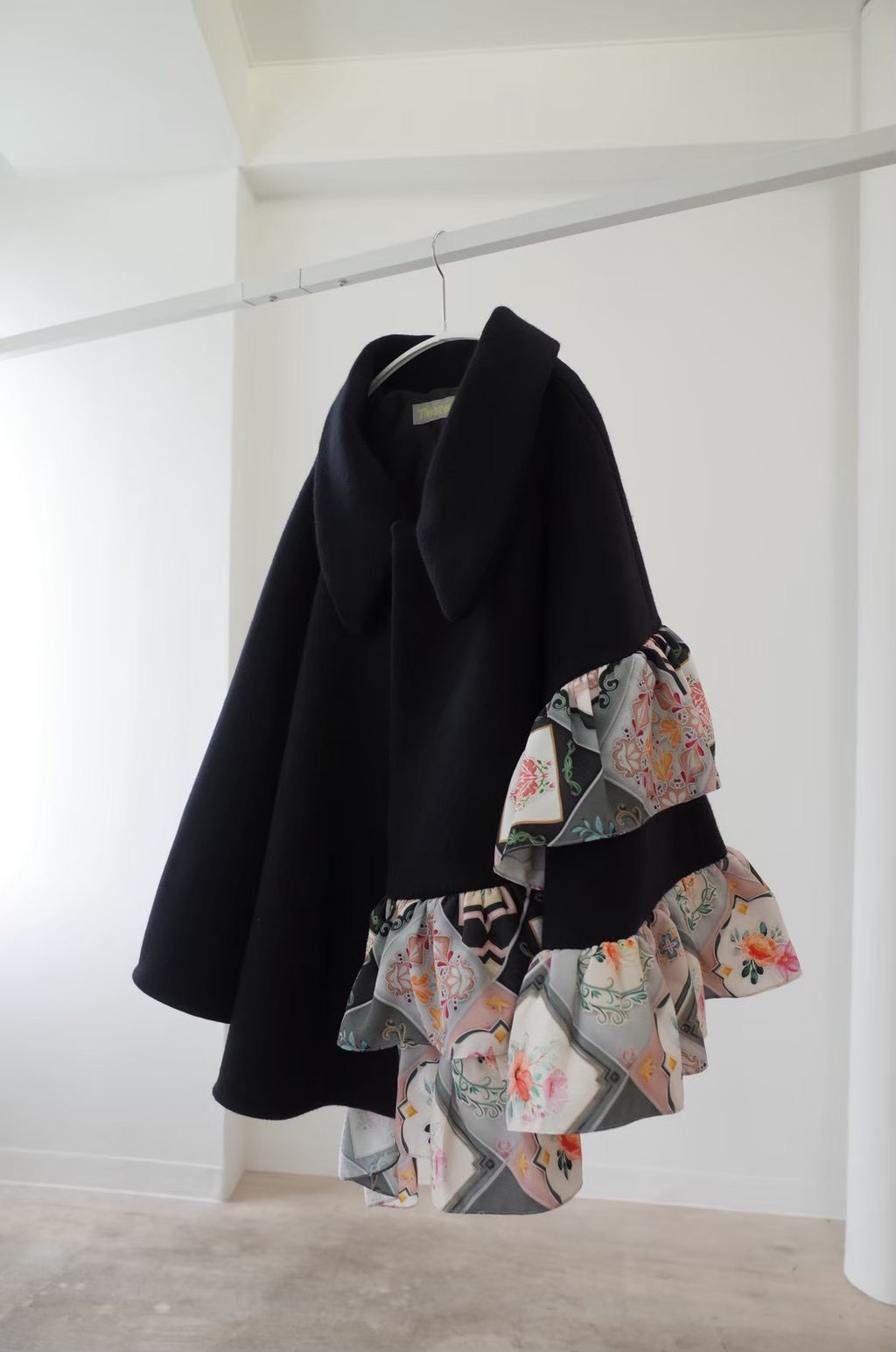 A 【尾州ウールメルトン×マジョリカタイル】フリルポンチョ Black/受注