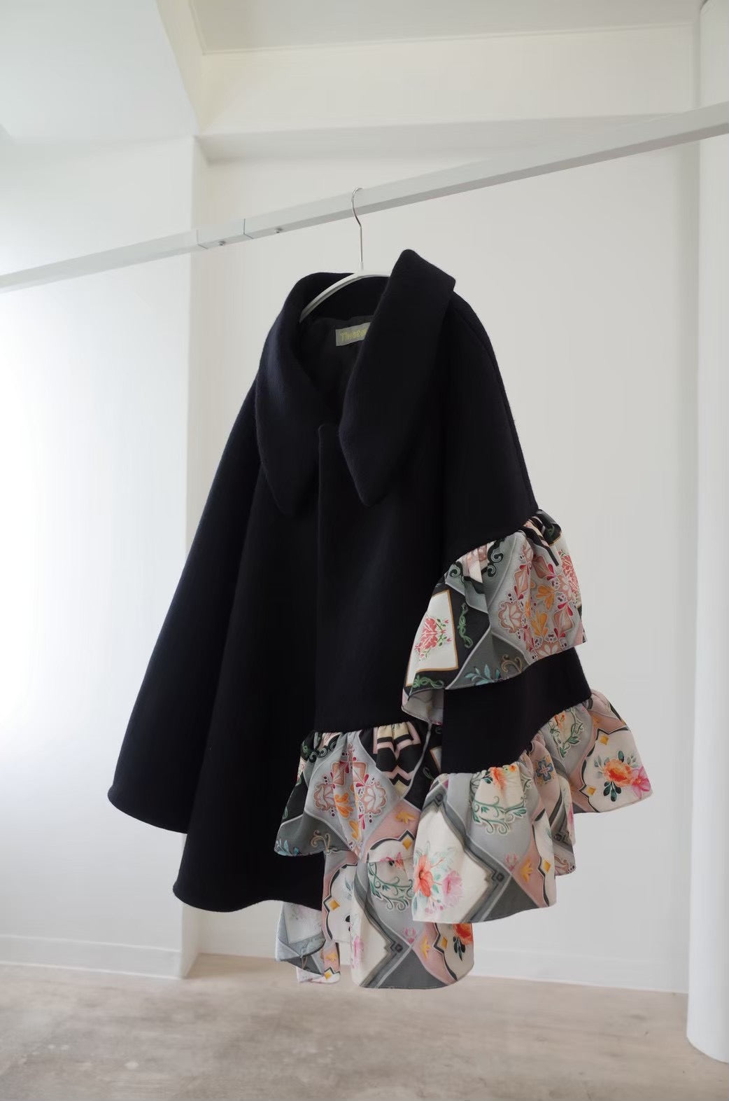 A 【尾州ウールメルトン×マジョリカタイル】フリルポンチョ Black/受注